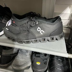 ON CLOUD RUNNING SNEAKERS